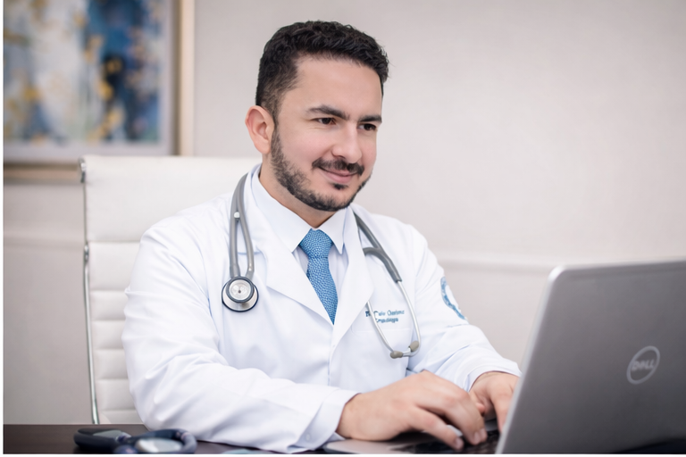 Dr. Caio Queiroz em atendimento